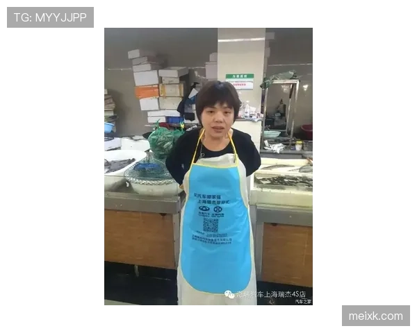 崔家溪拎着名牌包去菜市场，隔壁大妈的表情把我笑趴下